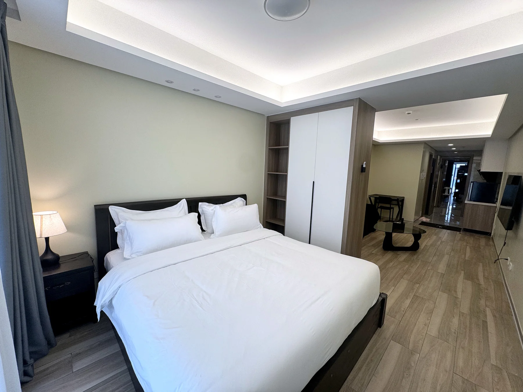 L.CONDOTEL bedroom and living space